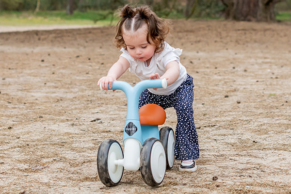 Een loopfiets met speels ontwerp