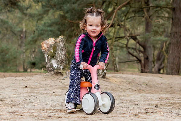 Een loopfiets met speels ontwerp