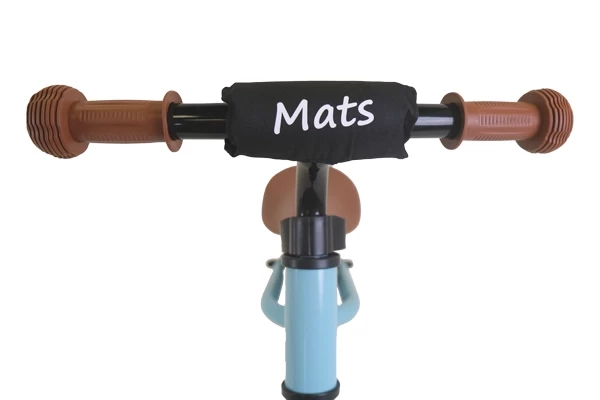 Optioneel: zwarte kinbeschermer met naam