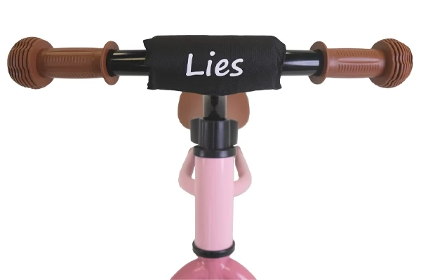 Optioneel: zwarte kinbeschermer met naam