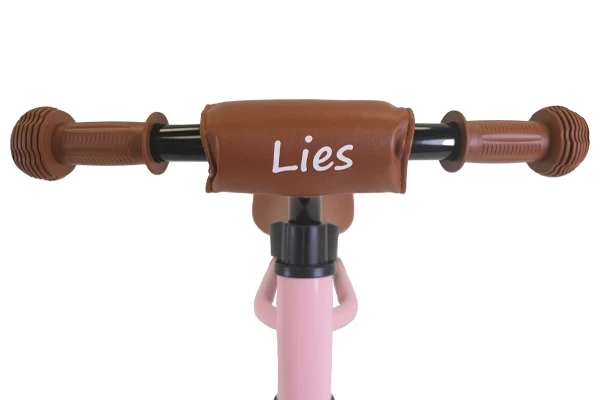 Optioneel: bruine kinbeschermer met naam