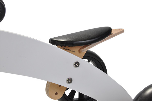 Verstelbaar zadel (23-30 cm).