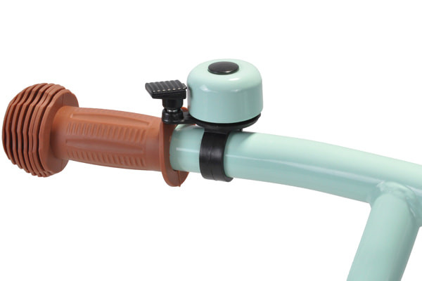 Voor de mintkleurige loopfietsen