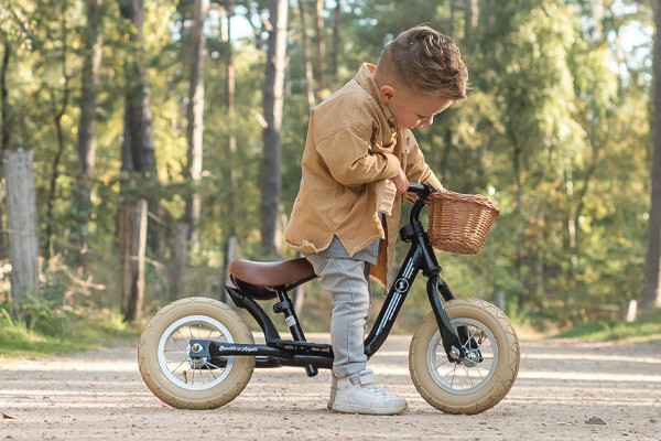 Mees met het optionele stuurmandje