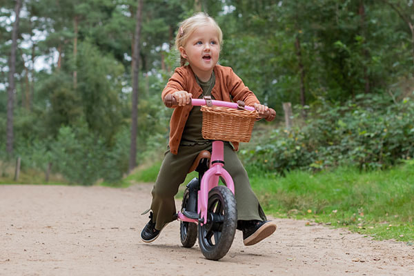 Juul is 3 jaar oud en 98 cm lang (exclusief mandje)