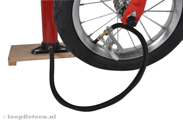 Oppompen met een normale fietspomp.