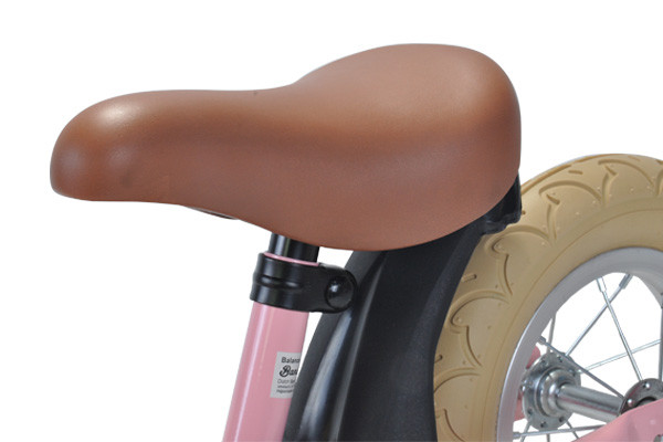 In hoogte verstelbaar bruin zadel.