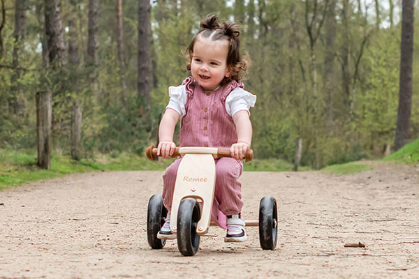 Romee met haar gegraveerde loopfiets