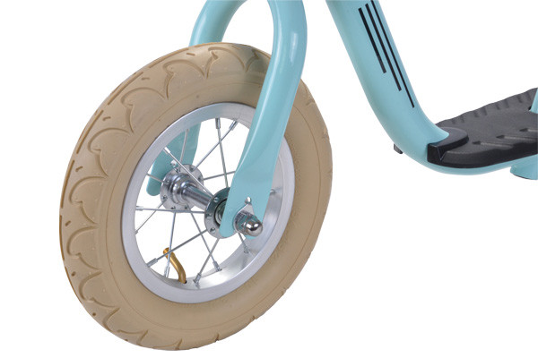 Met stevige witte luchtbanden.