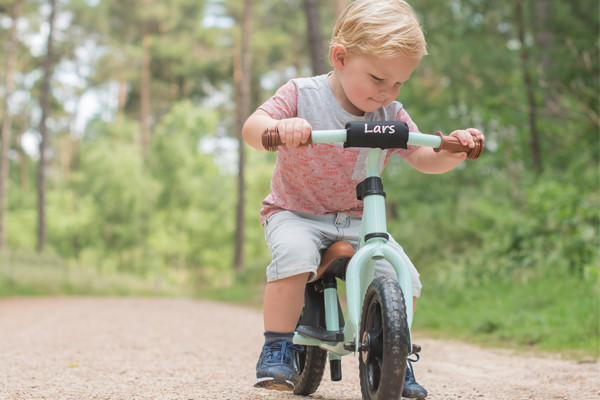 Wordt vastgemaakt met klitteband.