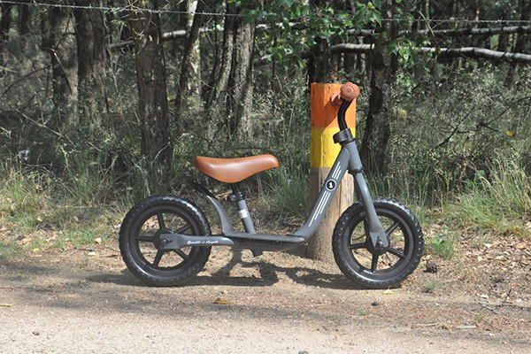 Uitvoering met bruine handvaten en zadel.