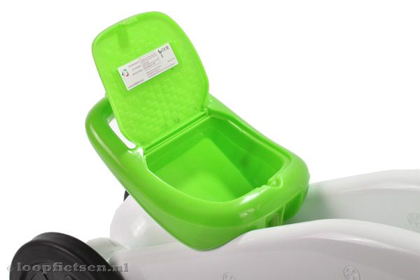 Handige opbergruimte onder de zitting.