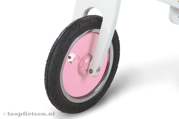 Met dichte veiligheidswielen en schuimbanden.