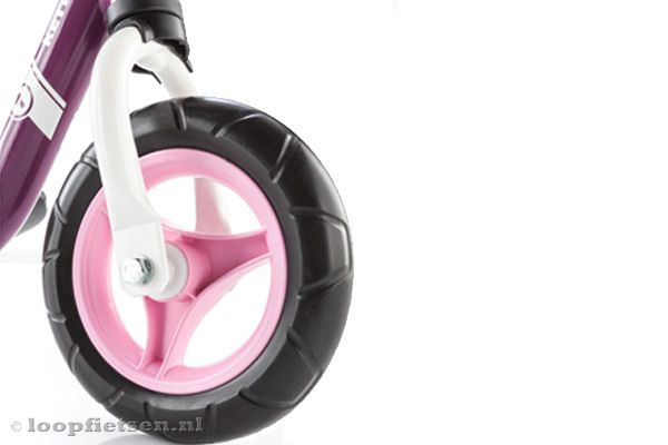 Kunststof wielen met roze velgen.