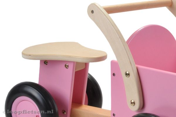Bevat een houten zadel, zadelhoogte: 23,5 cm.