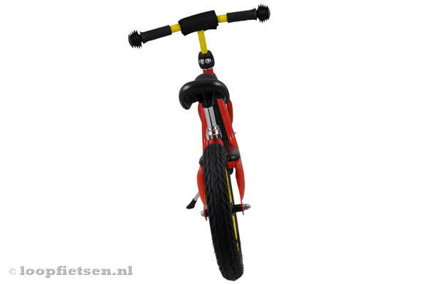 Achterkant van de Puky loopfiets.