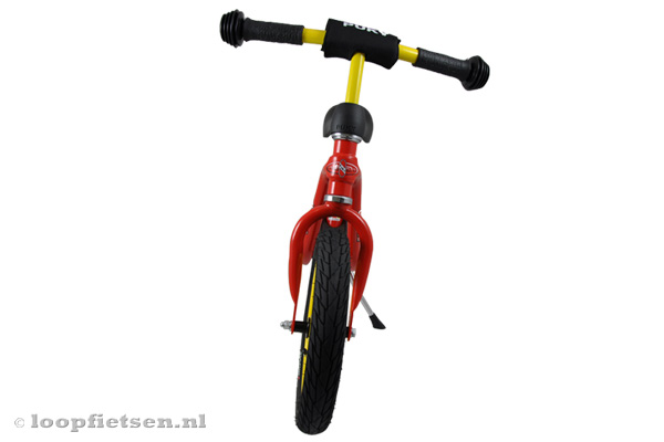 Voorkant van de rode loopfiets van Puky.