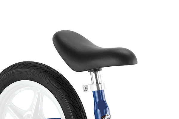 Met een in hoogte verstelbaar zadel.