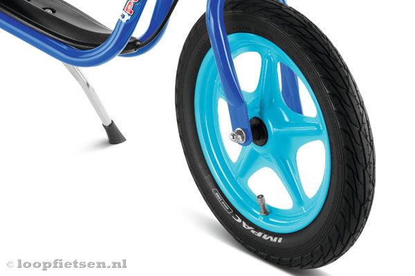 Het loopfietsje is uitgerust met luchtbanden.