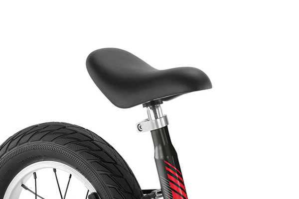 In hoogte verstelbaar zadel.