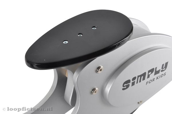 Houten loopfiets met verstelbaar zadel.