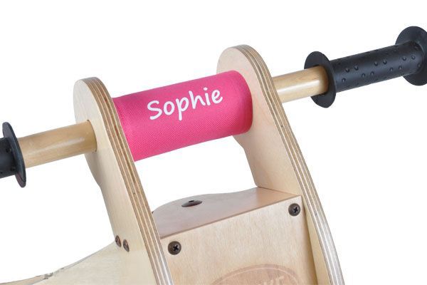 Optioneel verkrijgbaar: Roze kinbeschermer met naam.