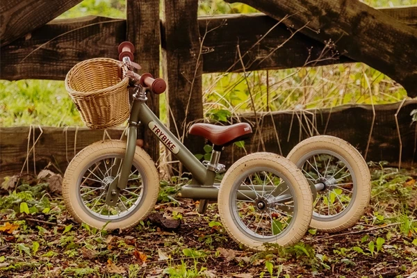 Prachtige loopfiets in een matte groene kleur
