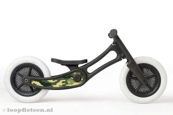 De Wishbone recycled camouflage in lage stand.