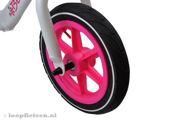 Roze velgen met profiel luchtbanden.