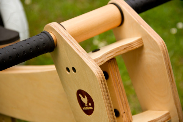 Berkenhout, ergonomisch zadel en veiligheidshandvatten.