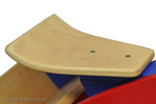 Houten zadel met een zadelhoogte van 23,5 cm.